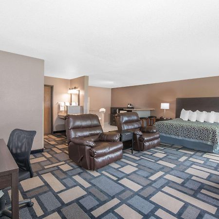 Days Inn By Wyndham Уотъртаун Екстериор снимка