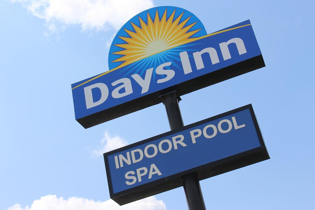 Days Inn By Wyndham Уотъртаун Екстериор снимка