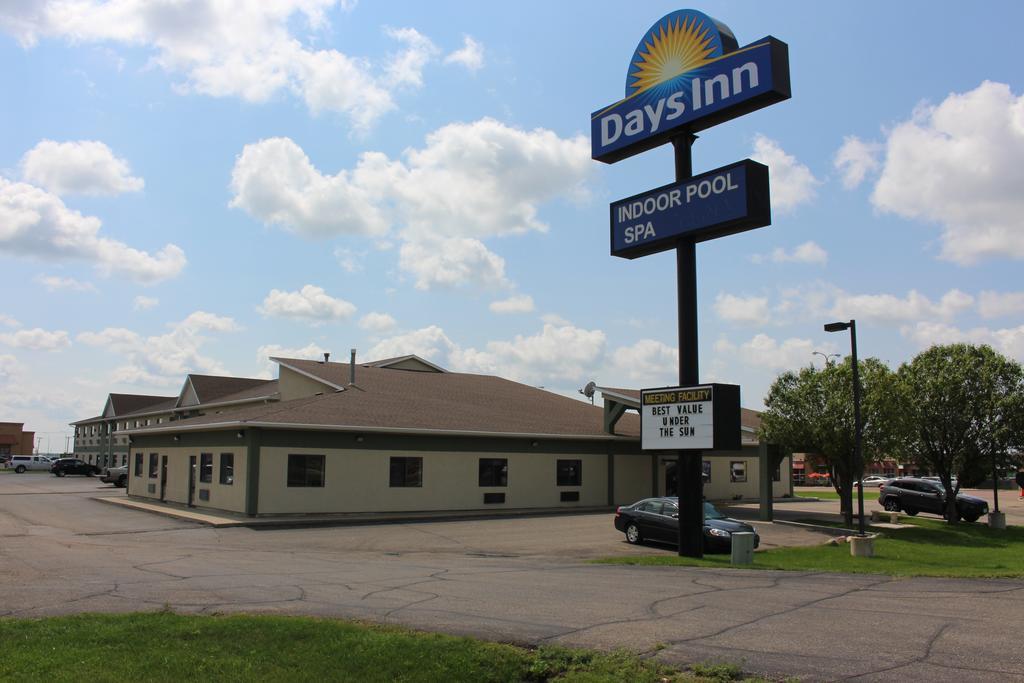 Days Inn By Wyndham Уотъртаун Екстериор снимка