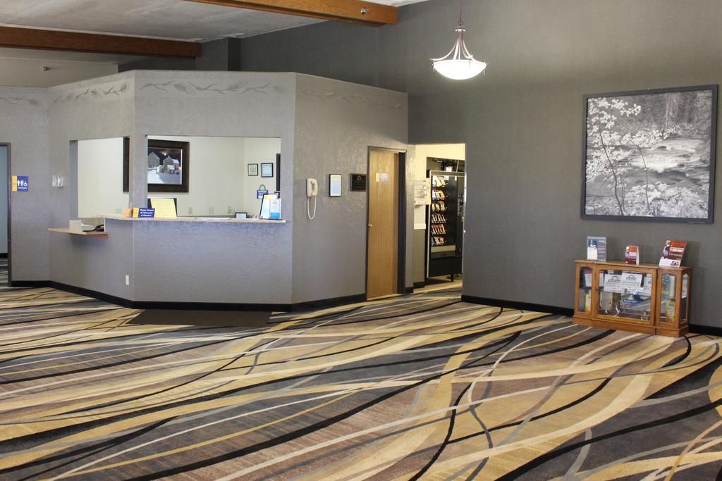 Days Inn By Wyndham Уотъртаун Екстериор снимка