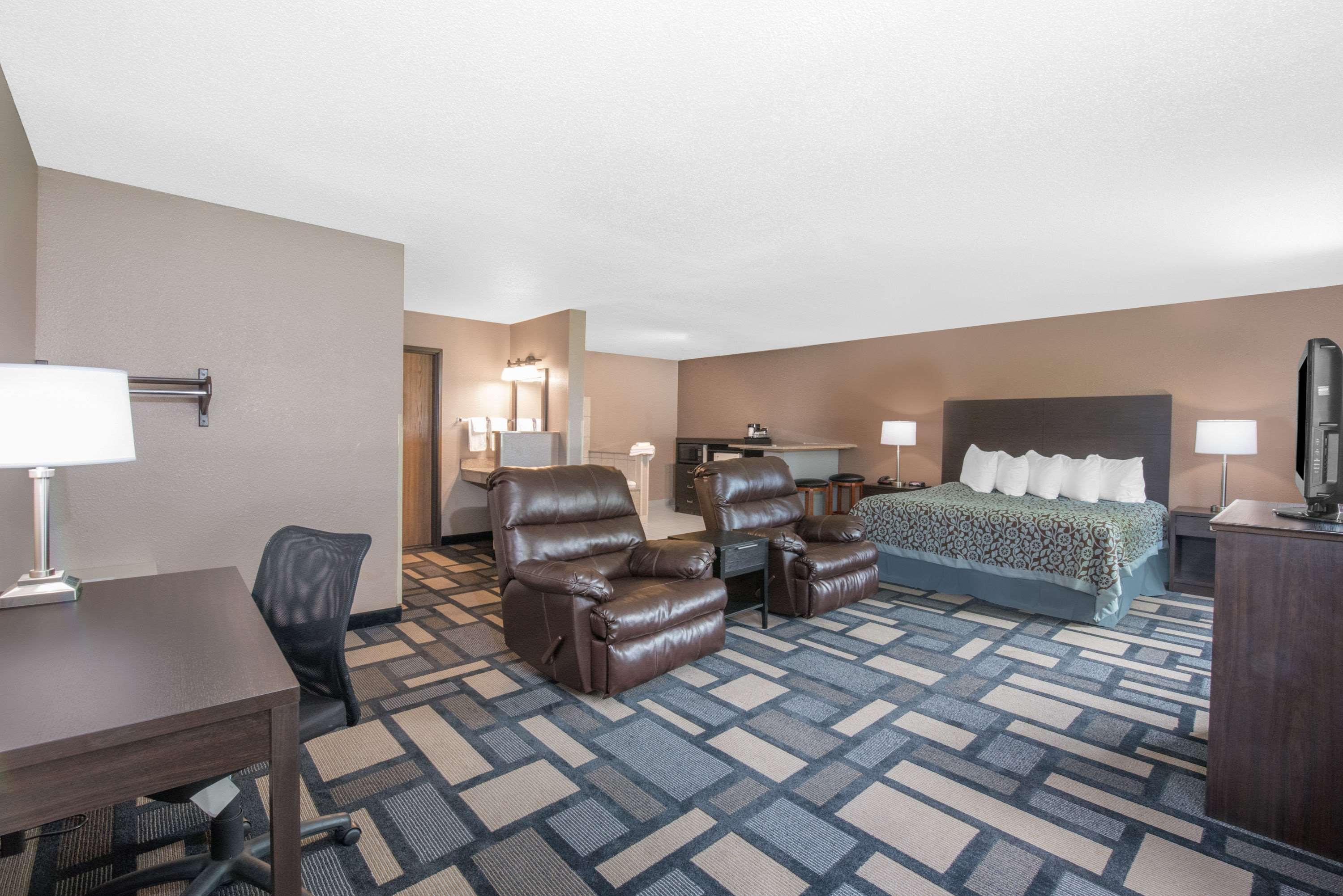 Days Inn By Wyndham Уотъртаун Екстериор снимка