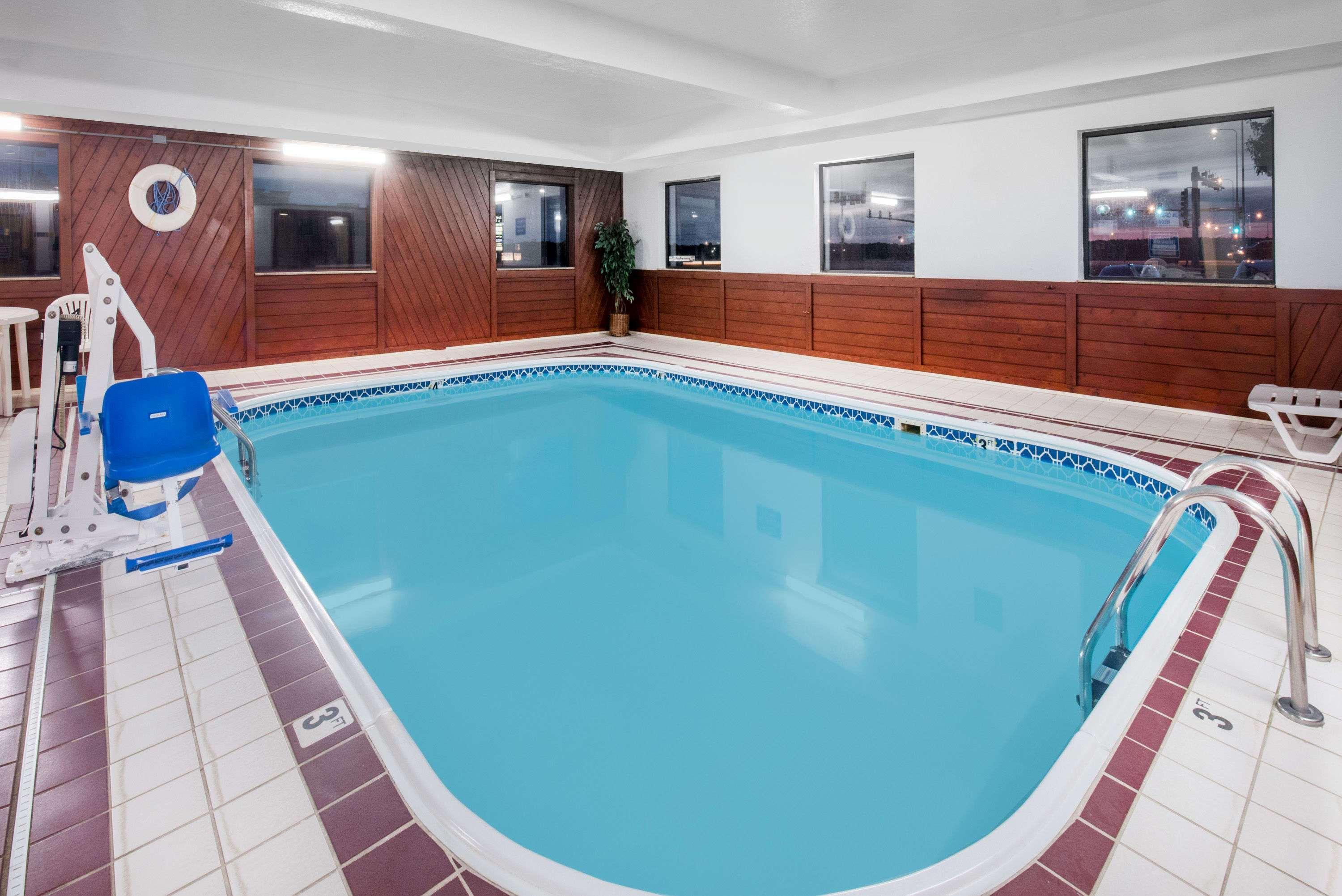 Days Inn By Wyndham Уотъртаун Екстериор снимка