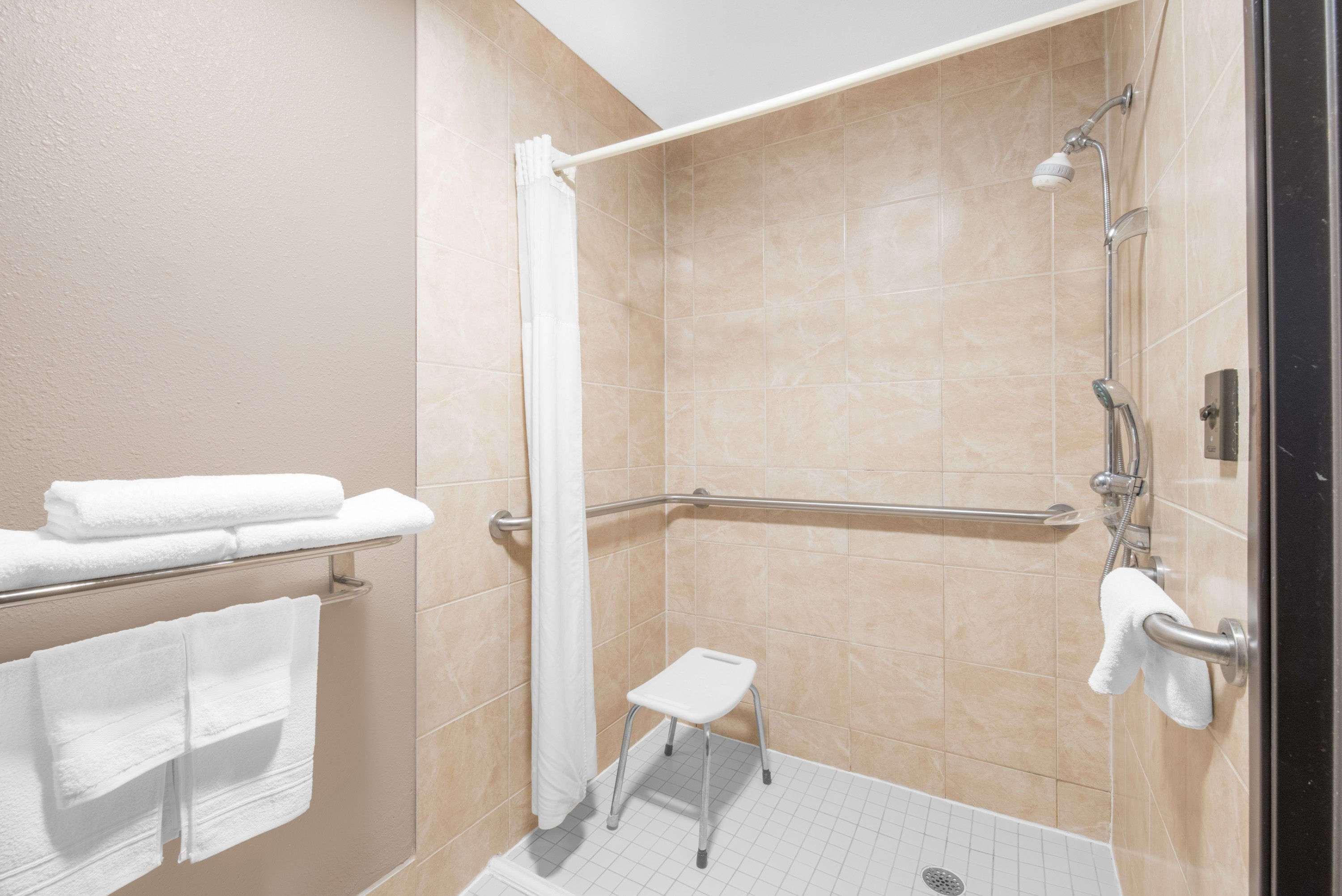 Days Inn By Wyndham Уотъртаун Екстериор снимка