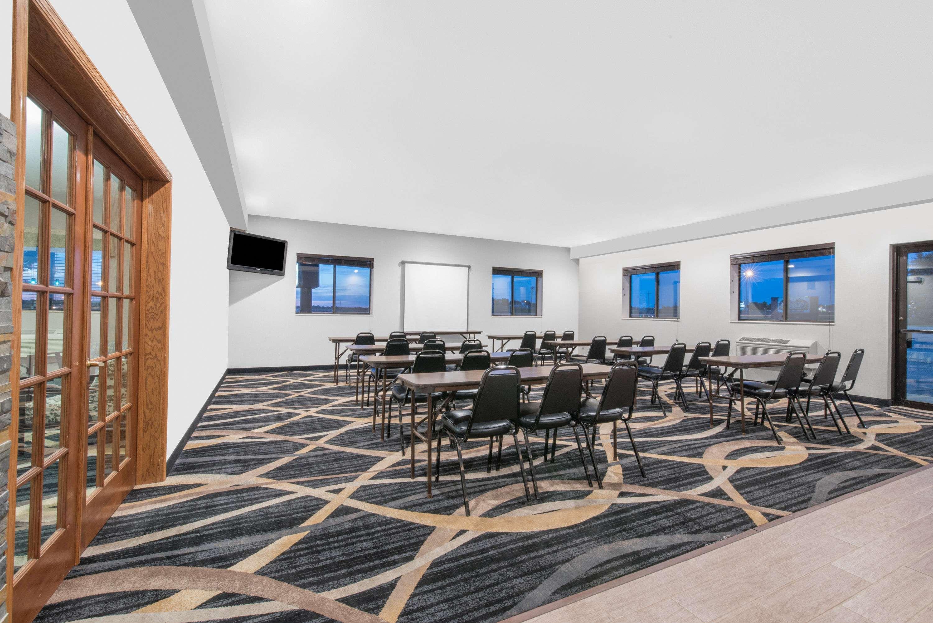 Days Inn By Wyndham Уотъртаун Екстериор снимка