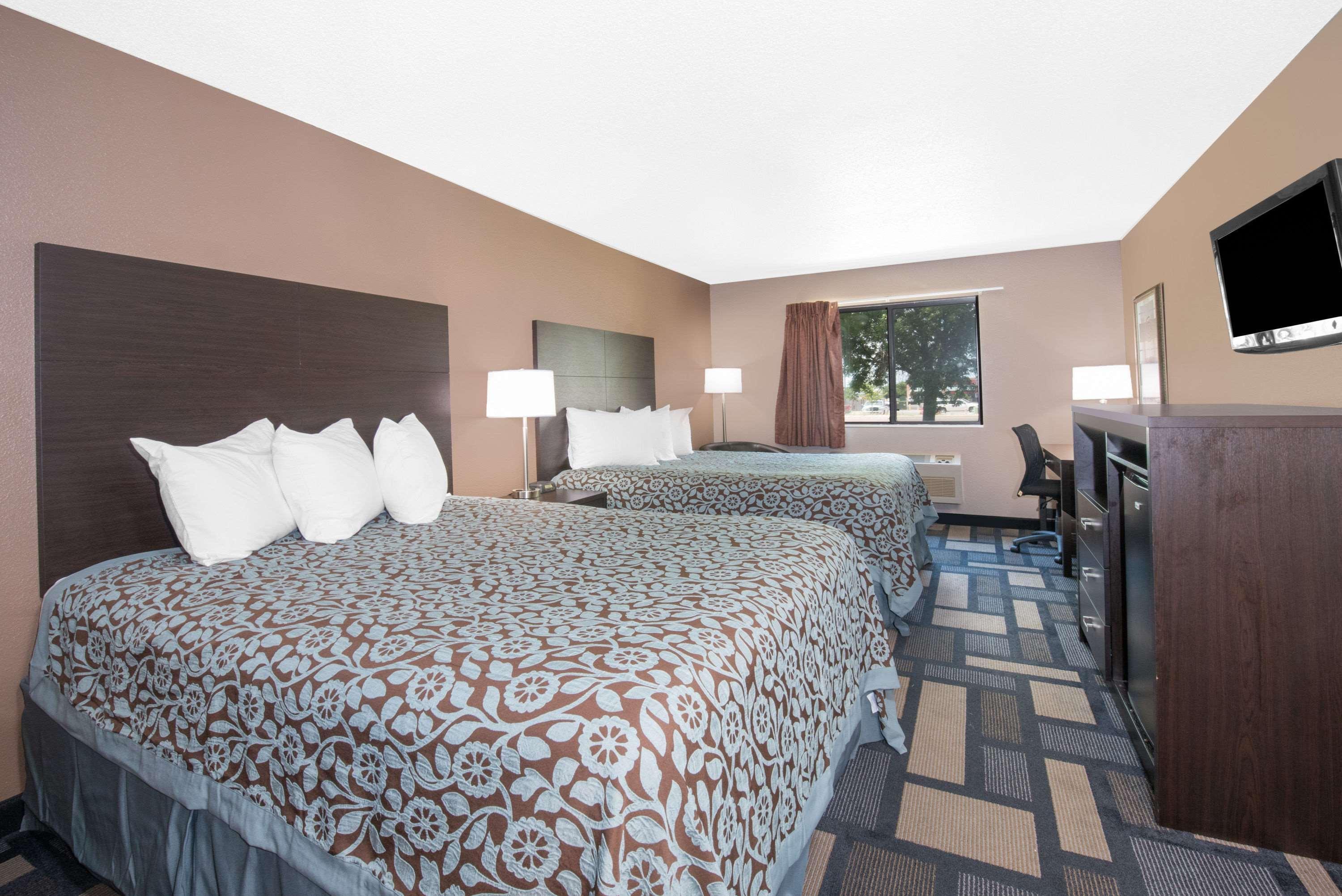 Days Inn By Wyndham Уотъртаун Екстериор снимка