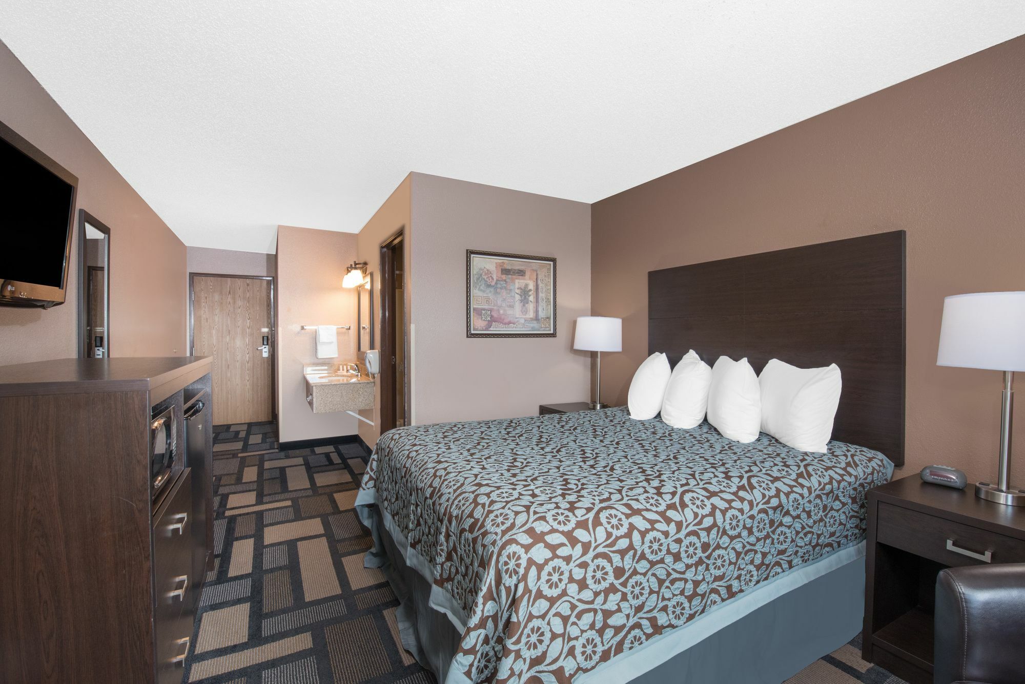 Days Inn By Wyndham Уотъртаун Екстериор снимка